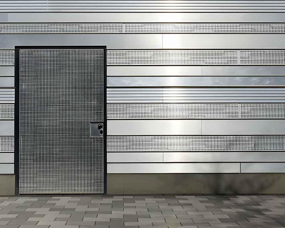 Puerta de herrería minimalista en la entrada principal de una casa