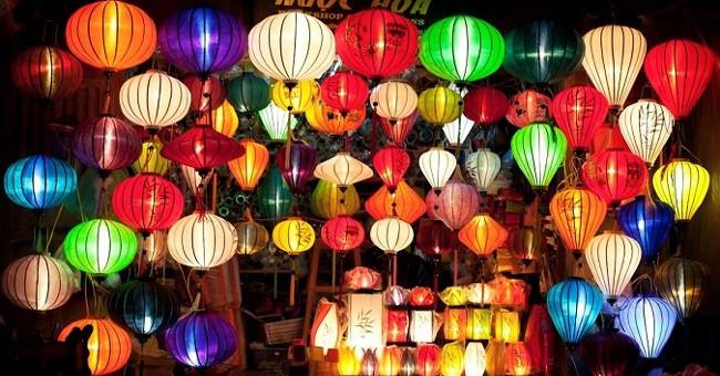 Tết Nguyên Tiêu nổi tiếng với lễ hội đèn lồng.