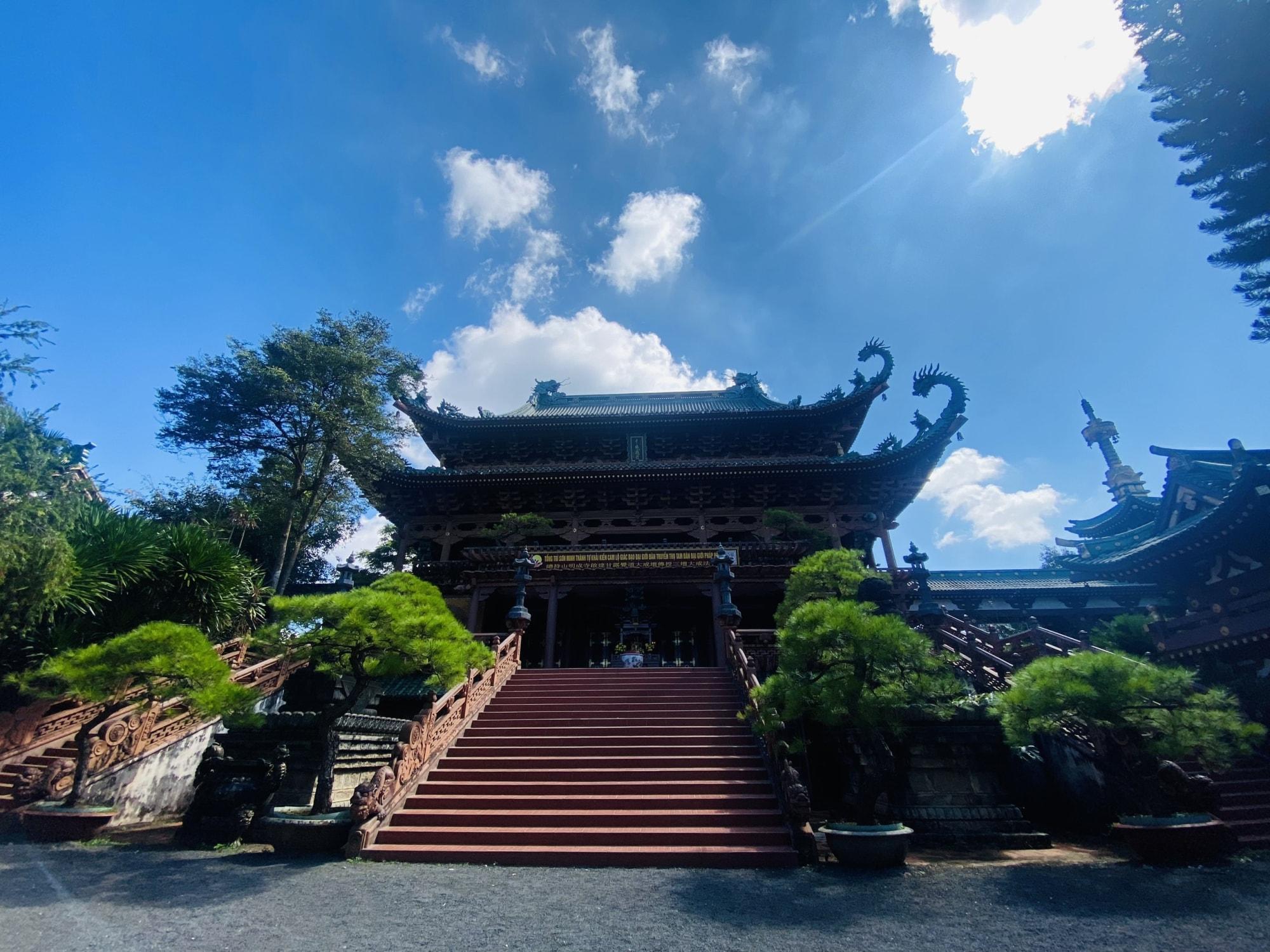 status hay ve di le chua cau binh an dau nam hinh 1