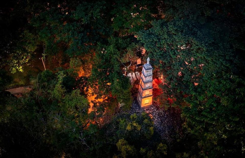 Tháp Bút và Đài Nghiên là những công trình kiến trúc tinh tế tại Hồ Gươm, Hà Nội, đưa ta đến một thế giới của vẻ đẹp kiến trúc và sự kết hợp độc đáo giữa nghệ thuật và lịch sử.