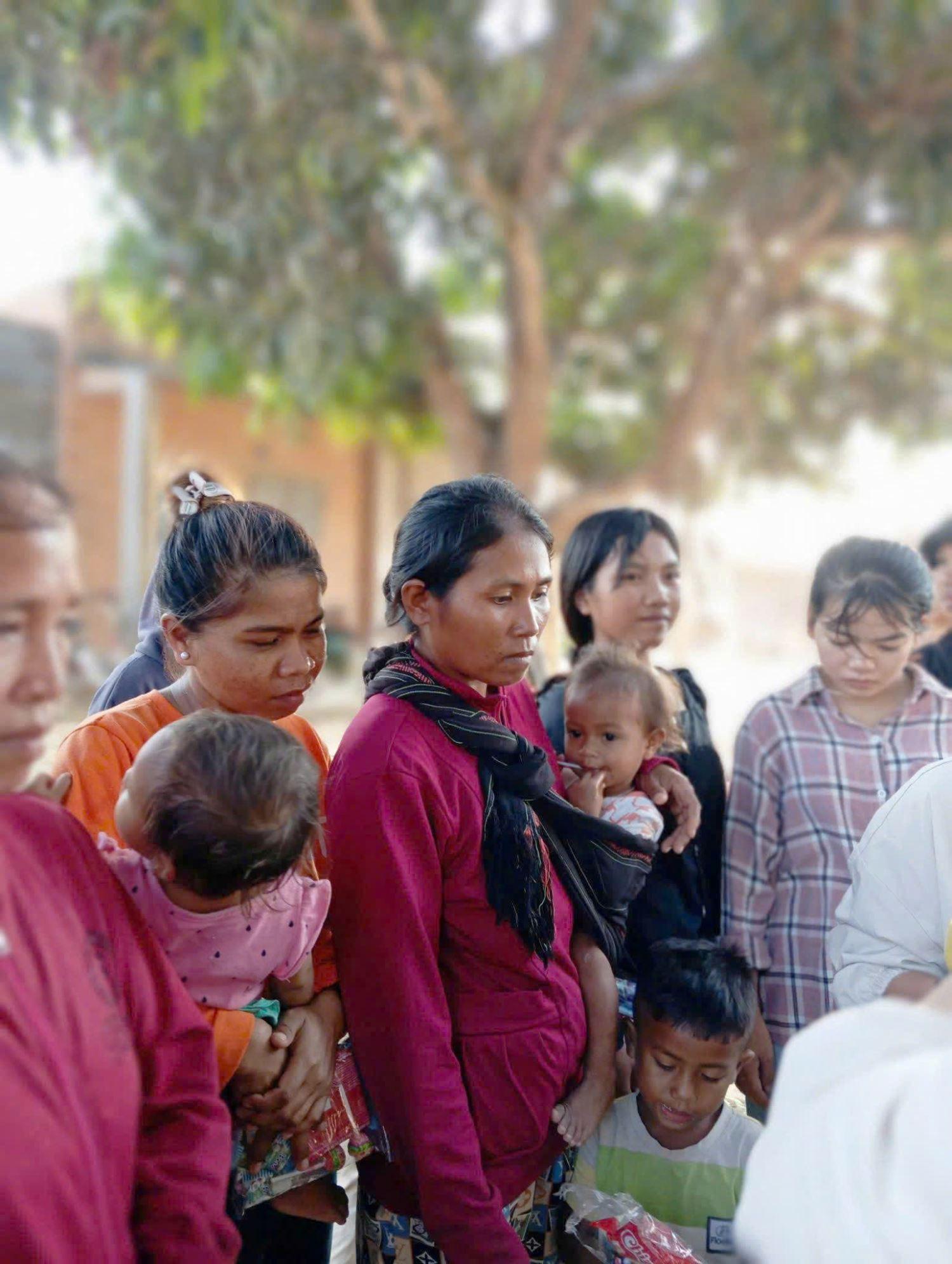 Dấu chân trên mảnh đời nghèo