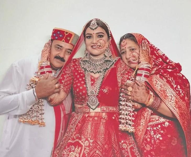 Komal Saklani with her parents