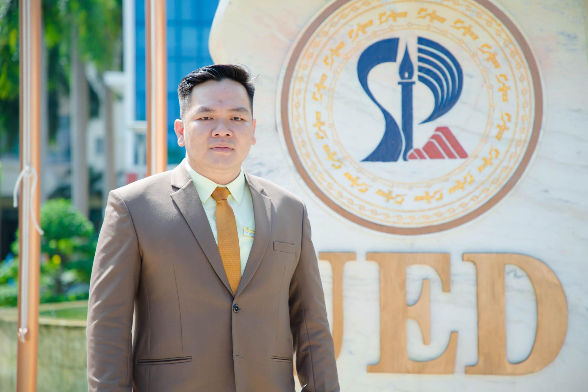 2-nha-giao-uu-tu-pho-giao-su-tien-si-luong-minh-cu-bi-thu-dang-uy-hieu-truong-truong-dai-hoc-cuu-long-phat-bieu-khai-mac-hoi-nghi-2048x1536.jpg