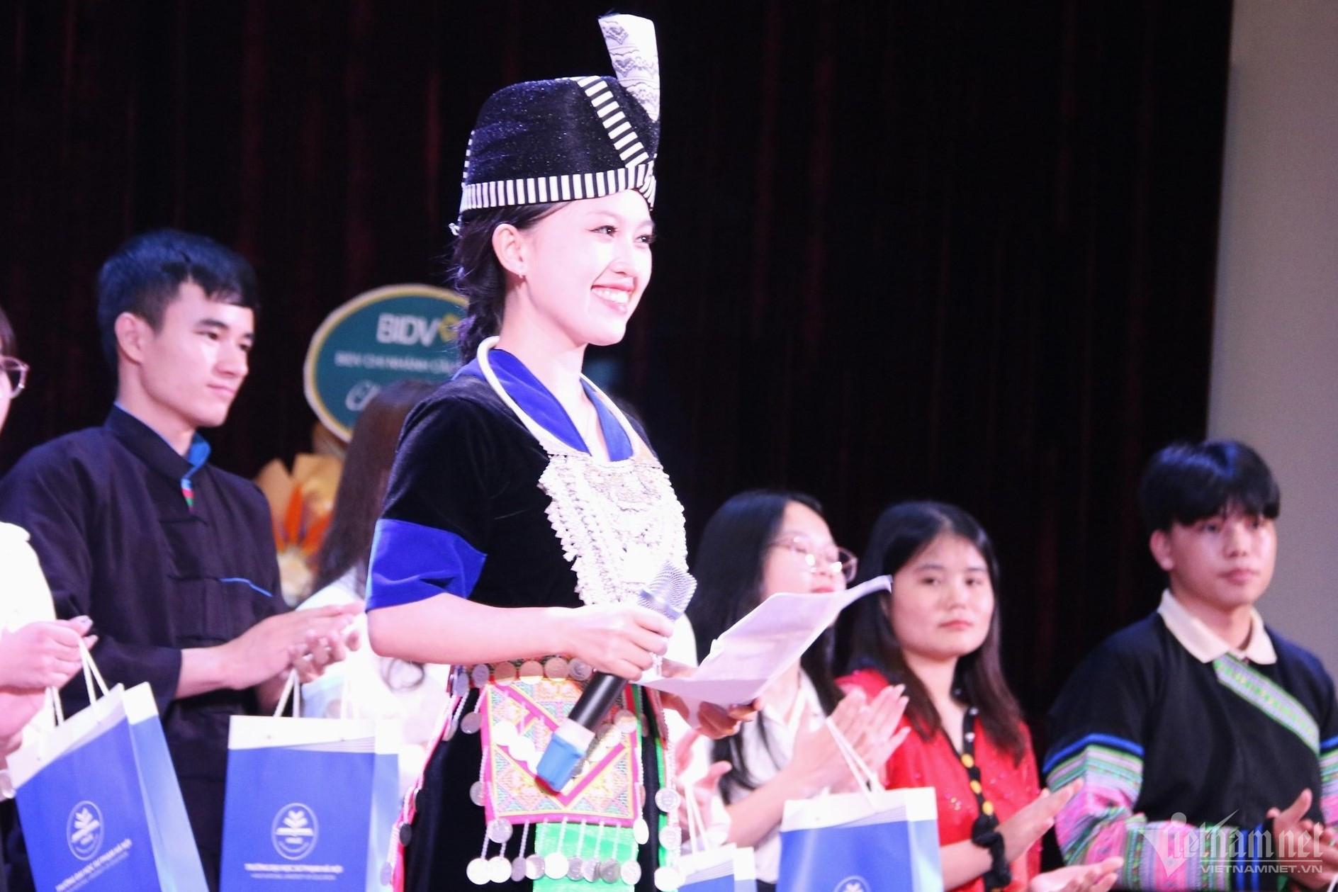 Nữ sinh Nghệ An hỏi cách nói giọng Bắc, MC Khánh Vy xử trí bất ngờ