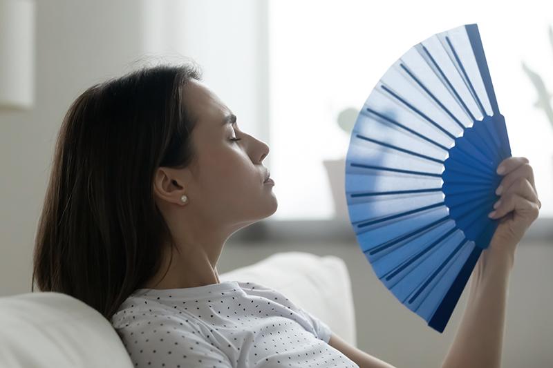 Thời tiết nắng nóng phải cẩn thận say nắng.