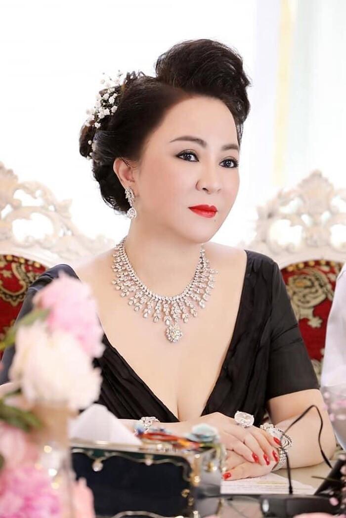 Bà Phương Hằng phản pháo khi bị gọi là 'cuồn cuộn', netizen liền nhắc tên Trang Khàn