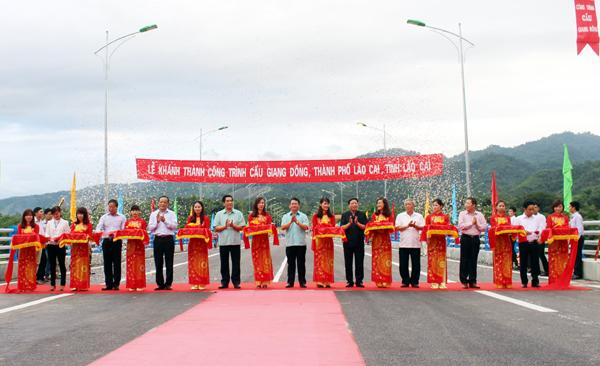 Các đồng chí lãnh đạo tỉnh và TP Lào Cai cắt băng khánh thành cầu Giang Đông.