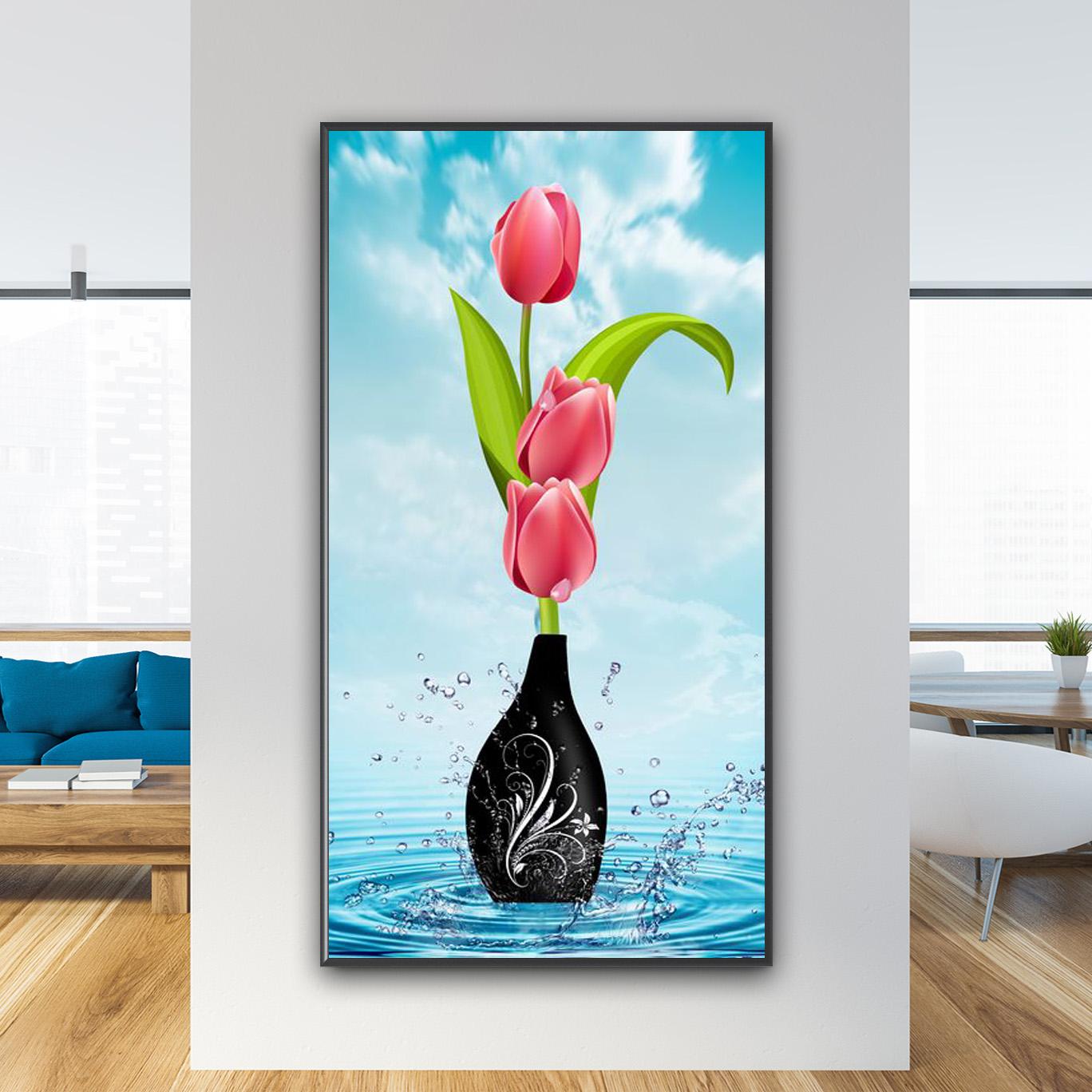 Mẫu tranh khổ dọc đẹp bình hoa tulip hồng với nền mây trời xanh và mặt nước