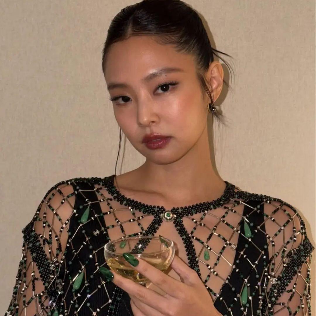Bộ móng xanh ngọc của Jennie tại show Chanel