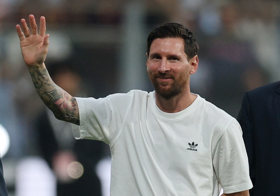 Messi cán mốc 1.000 bàn trước Ronaldo?