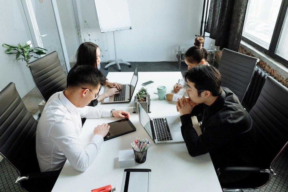 Có thể nói nơi nào có từ 2 người trở lên, có xuất hiện sự mâu thuẫn, cạnh tranh về mặt lợi ích, quyền lợi hay quyền lực nơi đó sẽ xuất hiện Politics.