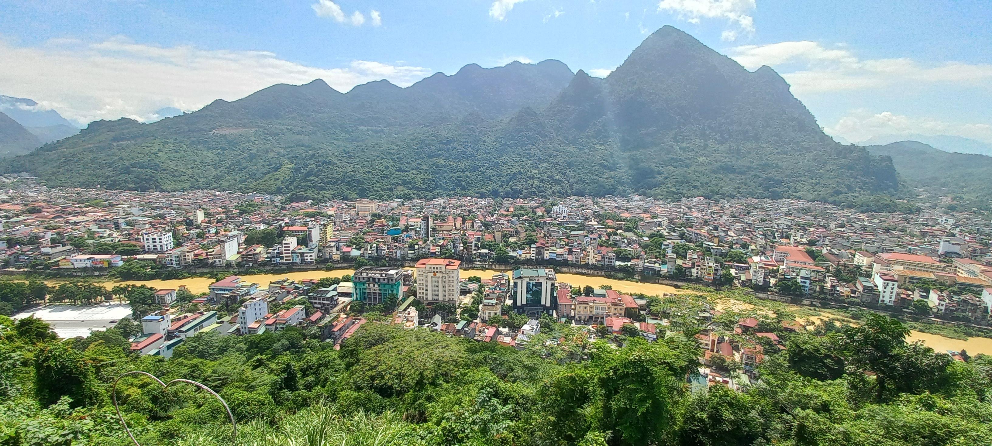 Đôi bờ sông Lô sầm uất.