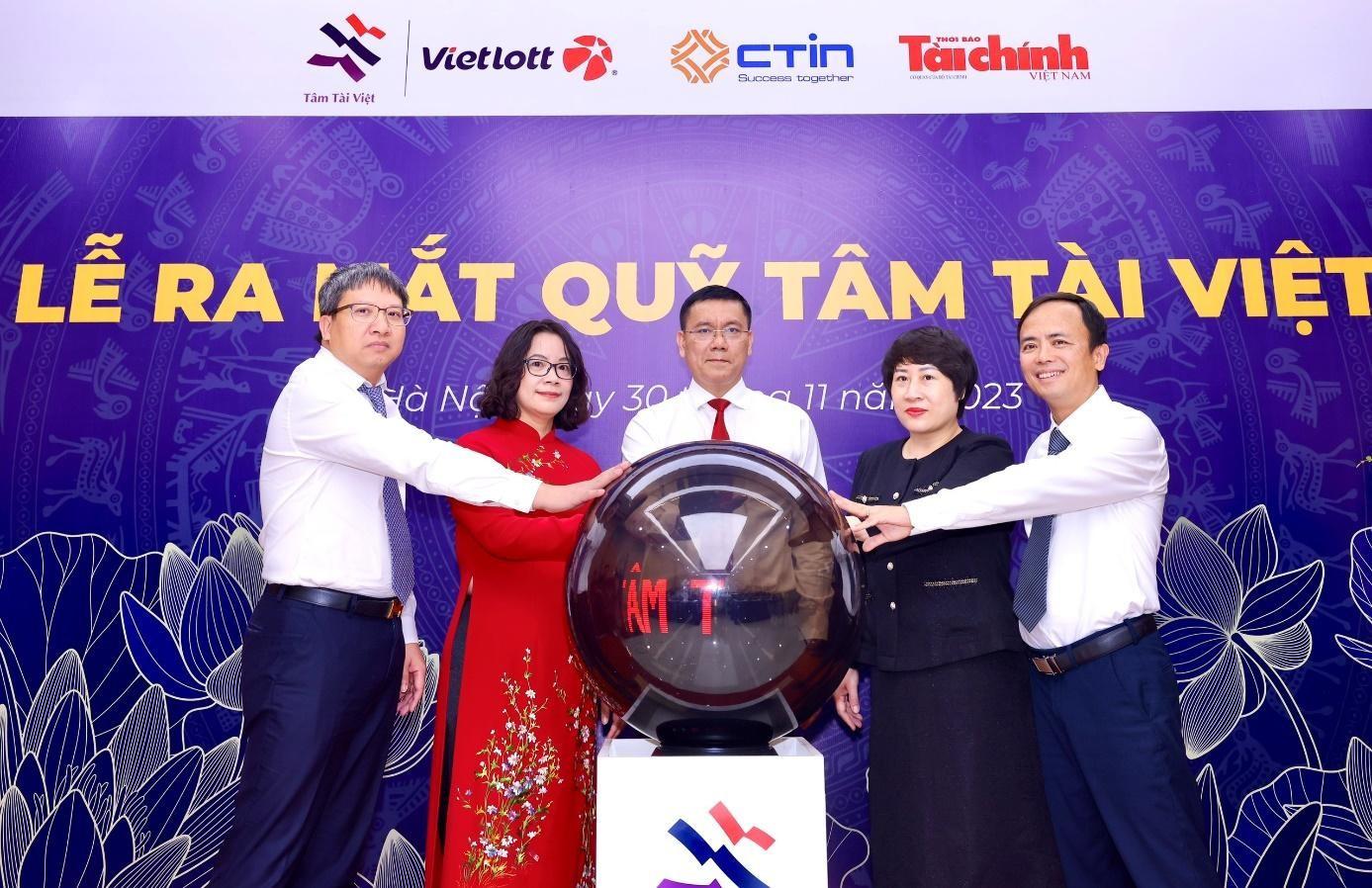 Bà Thang Thị Hạnh, Vụ trưởng Tổ chức phi chính phủ (Bộ Nội vụ) cùng các đại biểu và đại diện Hội đồng quản lý Quỹ ấn nút chính thức công bố website của Quỹ Tâm Tài Việt.