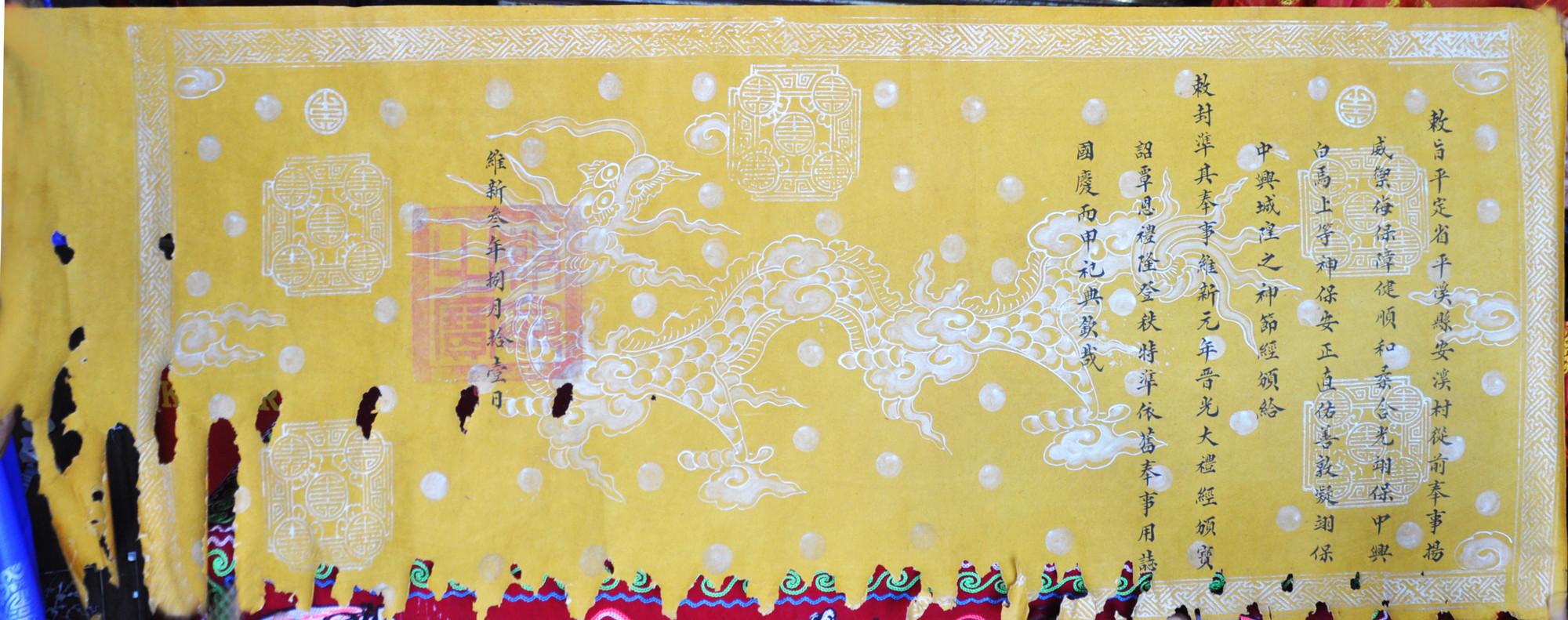 Sắc phong thần Bạch Mã và Thành hoàng năm 1909 tại đình An Khê. Ảnh: Anh Minh