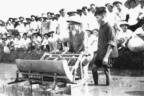 Lời Bác Hồ dạy ngày này năm xưa: “Tự mãn thì không tiến bộ được nữa; không tiến bộ tức là thoái bộ, mà thoái bộ thì không làm tròn nhiệm vụ”