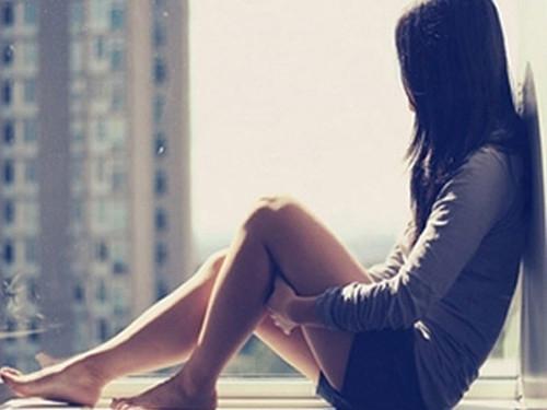 Cặp đôi úm nhau tại quán ăn, tập trung vào điện thoại và thế giới riêng, thiếu giao tiếp xã hội