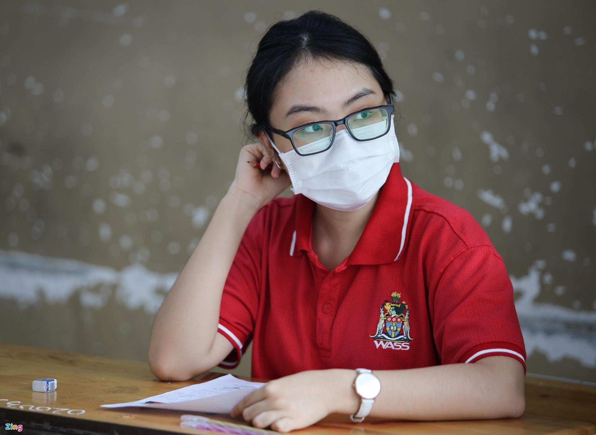 Thi sinh hoang loan trong phong thi anh 1