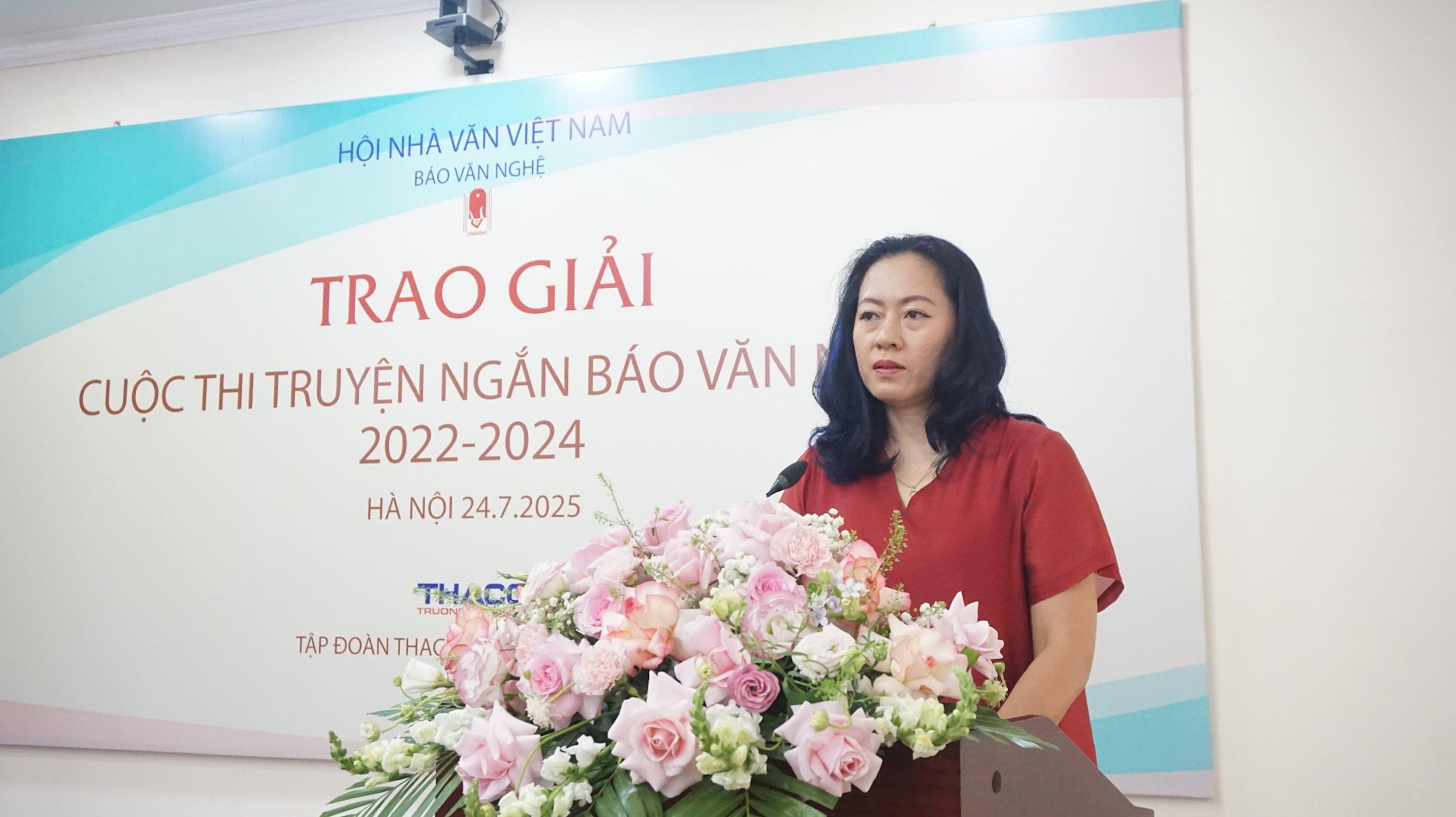 Phó Tổng Biên tập Báo Văn nghệ Nguyễn Hồng Liên phát biểu kết thúc trao giải