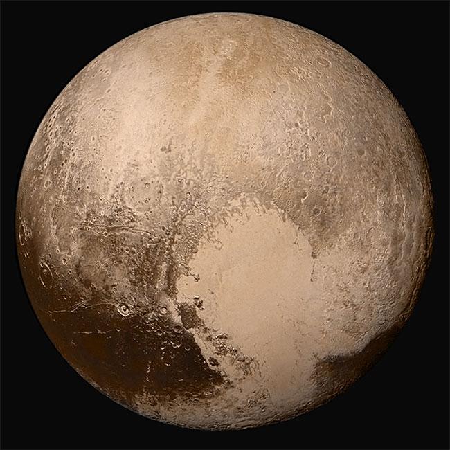 Bề mặt Pluto với bầu khí quyển sương mù, vệ tinh Charon và Mặt Trời trên bầu trời.