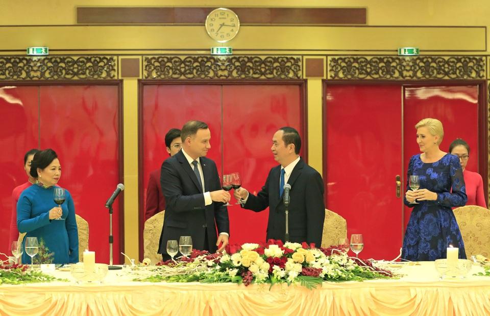 Chủ tịch nước Trần Đại Quang và Phu nhân cùng Tổng thống Cộng hoà Ba Lan Andrzej Duda và Phu nhân nâng cốc. Ảnh: Nhan Sáng-TTXVN.
