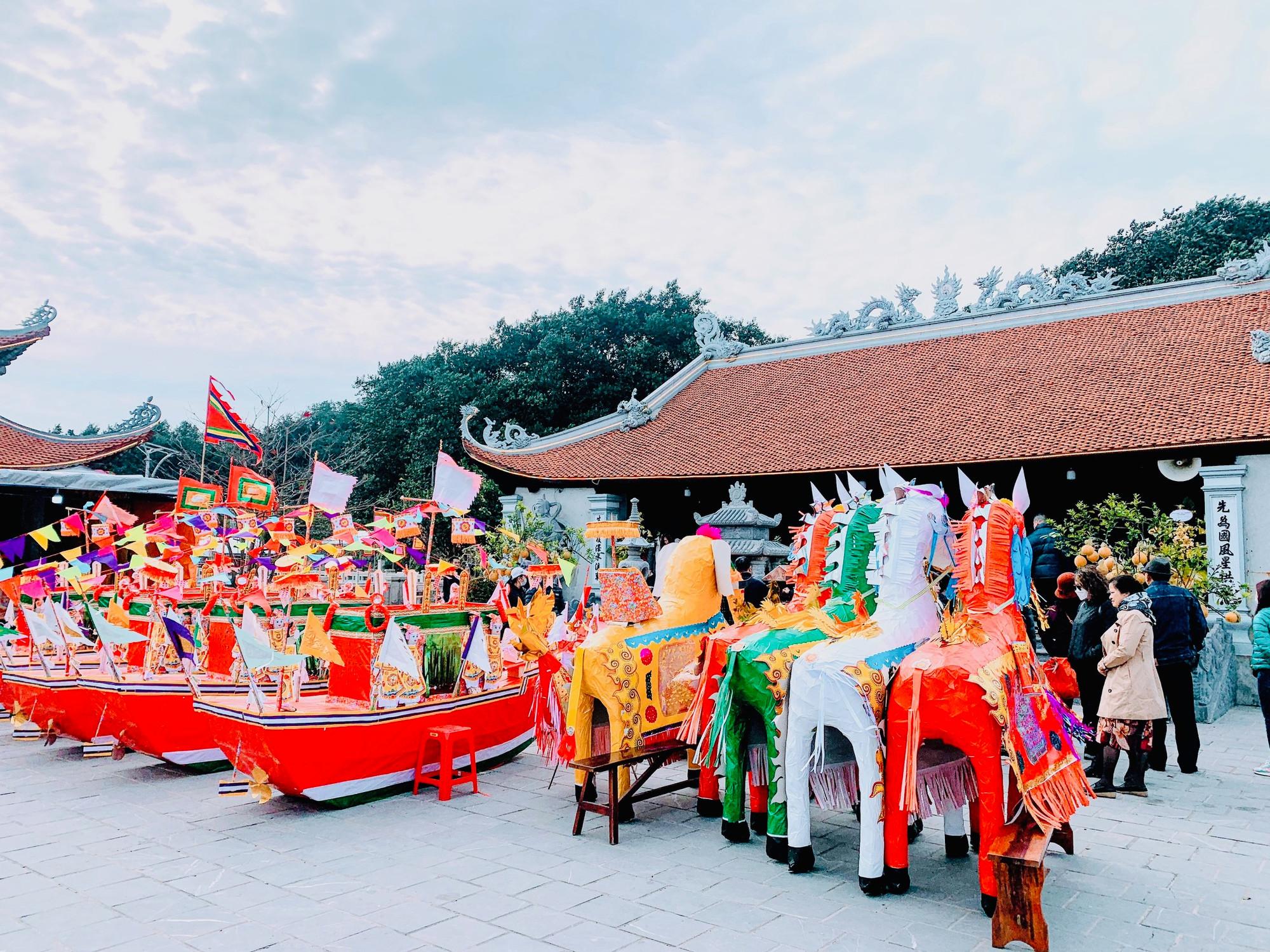 Người dân tất bật mang lễ vật ra đảo dự lễ hội.
