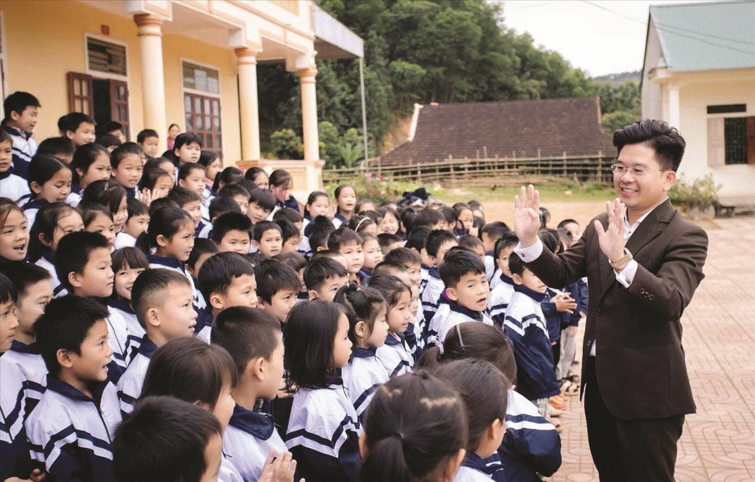 Lang Công Đạt trao tặng áo ấm và chụp ảnh lưu niệm cùng các em học sinh Trường Tiểu học Châu Thái (Phân hiệu Đồng Minh) - Trường cũ ngày xưa Đạt theo học