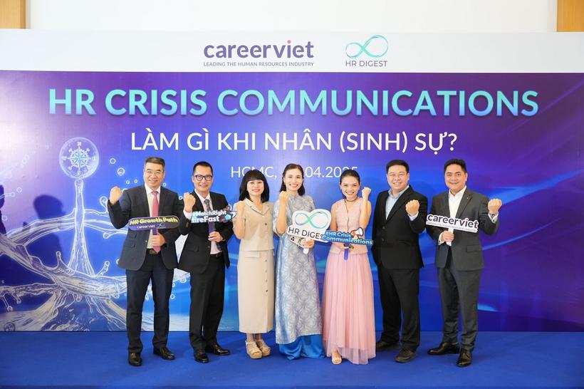 Ông Bùi Ngọc Quốc Hưng, Tổng Giám đốc CareerViet (ngoài cùng bên phải) cùng các diễn giả.