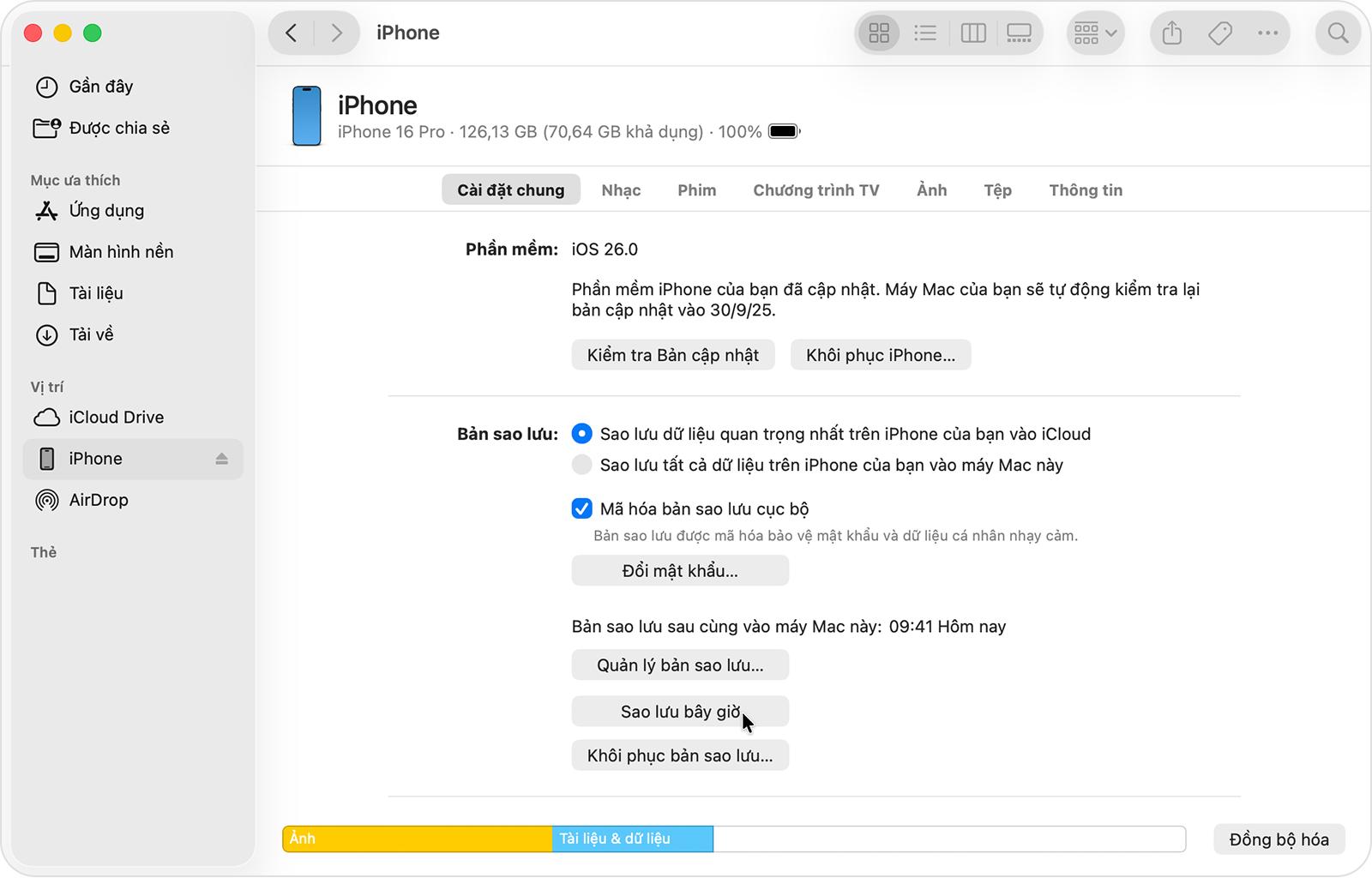 iPhone được chọn trong thanh bên của cửa sổ Finder trên máy Mac, hiển thị các tùy chọn sao lưu và nút Sao lưu bây giờ để bắt đầu sao lưu.