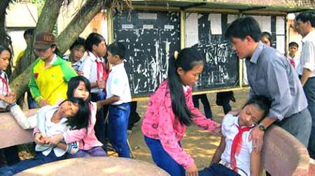 Học sinh bị hysteria hàng loạt.