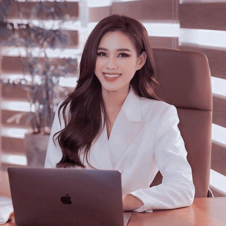 50+ Cách tạo dáng chụp ảnh công sở, bàn làm việc đẹp và thanh lịch nhất