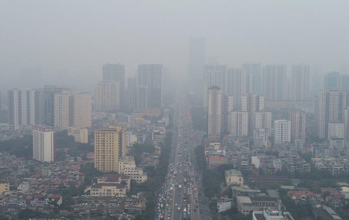 Người dân Hà Nội đã quen với cảnh bụi mịn bao phủ thành phố (ảnh: Đình Huy)