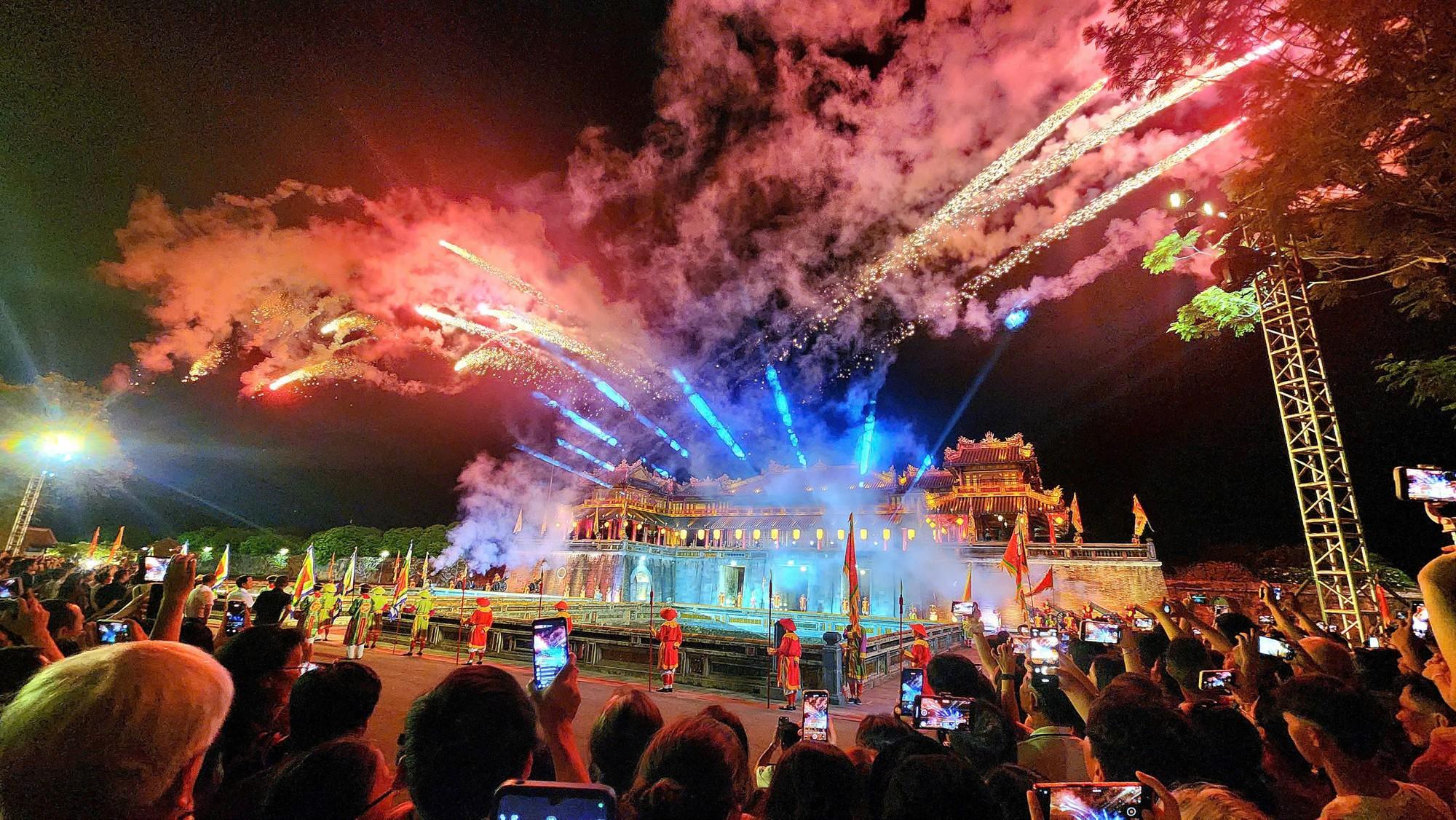 Ngắm Hoàng cung Huế huyền ảo về đêm