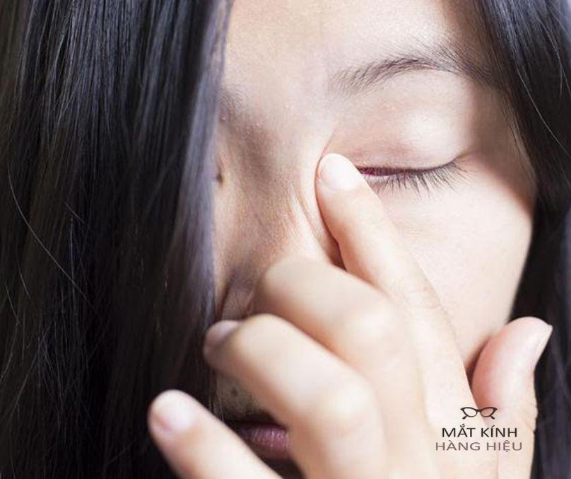 bị đau ở đuôi mắt phải