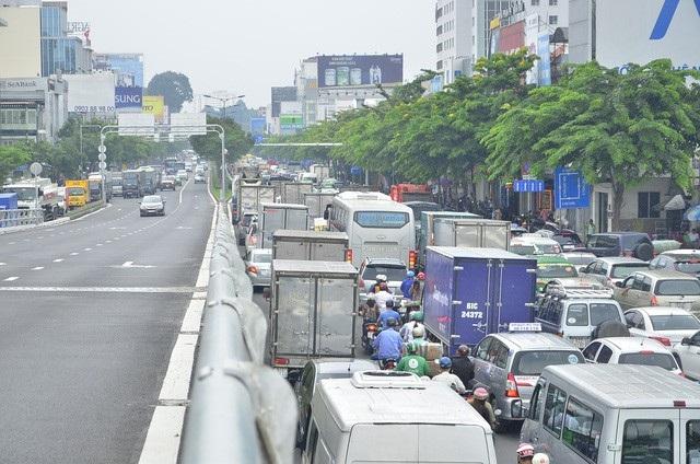 Kẹt xe trên đường Trường Sơn (ảnh Đình Thảo)
