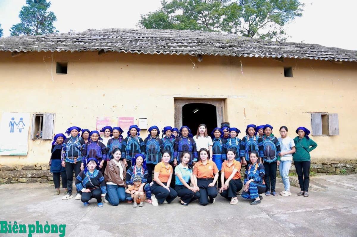 Du khách chụp ảnh lưu niệm cùng đồng bào tại Nhà văn hóa cộng đồng thôn Lao Chải.