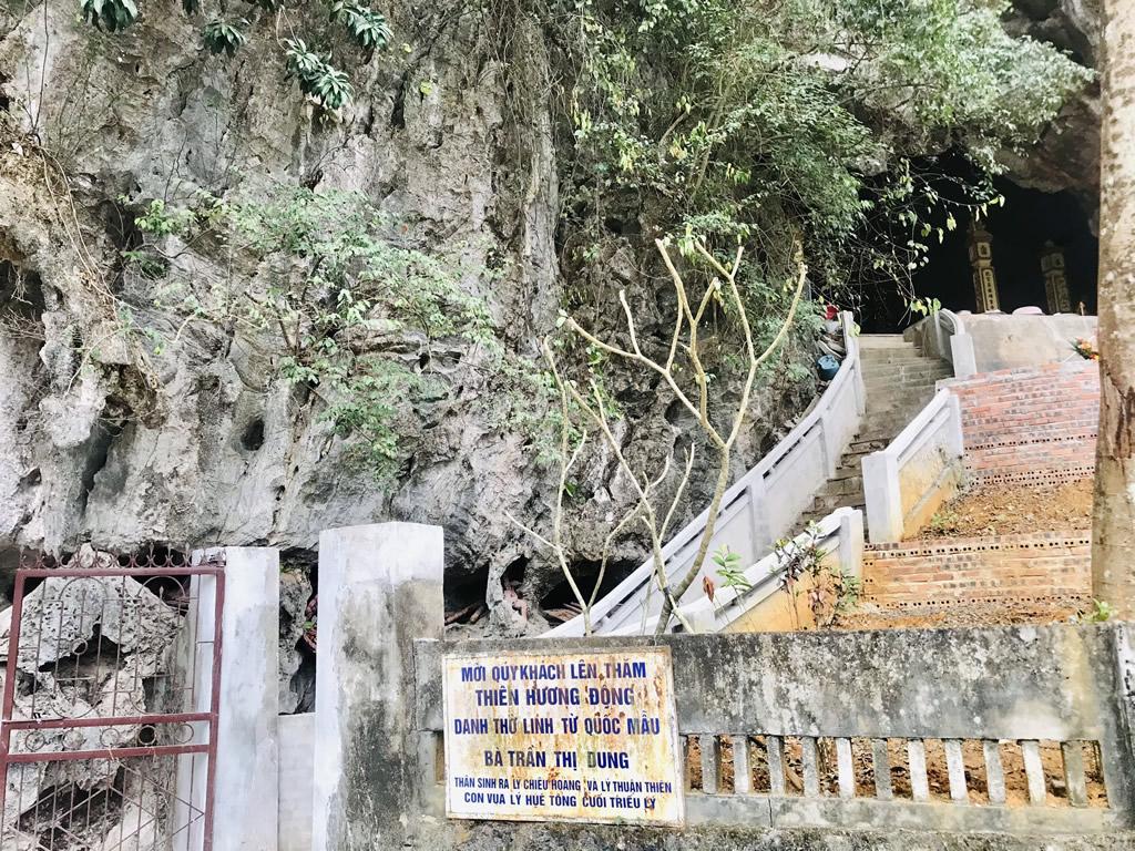 Thien Huong entrance & stairway