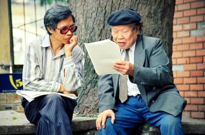 Nhà thơ Huy Cận và nhà thơ Ngô Thế Oanh (bên trái). Ảnh: Nguyễn Đình Toán