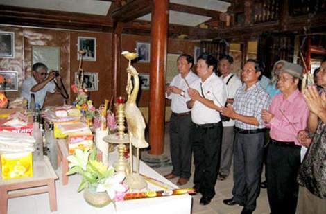 Lãnh đạo tỉnh Hà Tĩnh dâng hương tưởng niệm nhà thơ Xuân Diệu tại Nhà lưu niệm Xuân Diệu ở quê hương ông, thị trấn Nghèn, huyện Can Lộc, tỉnh Hà Tĩnh.