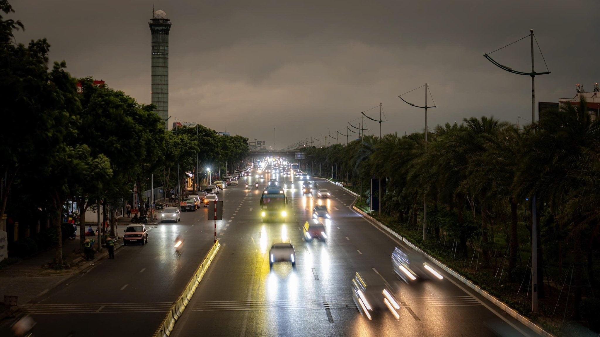 Hà Nội 9h trời vẫn tối sầm, vài nơi đang mưa lớn - 1
