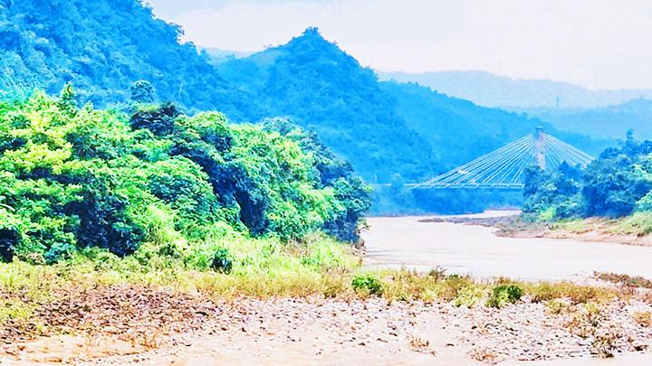 Cầu treo Đakrông bắc qua sông Đakrông.
