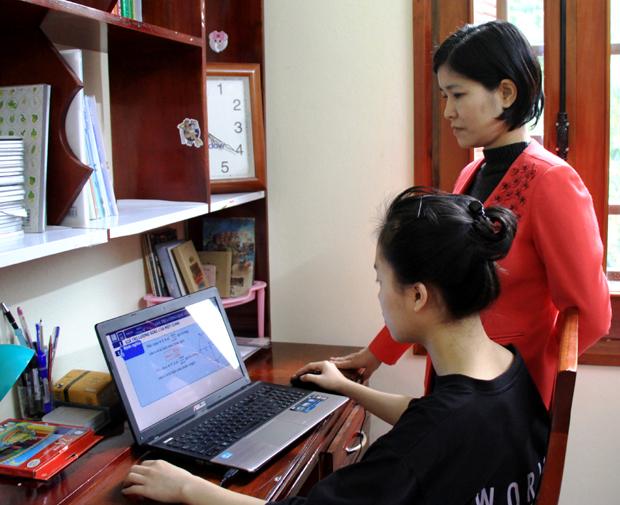 Cô giáo Đinh Ngọc Thủy hướng dẫn học trò của mình tham gia học tập trực tuyến trên kênh PPT-TIVI.