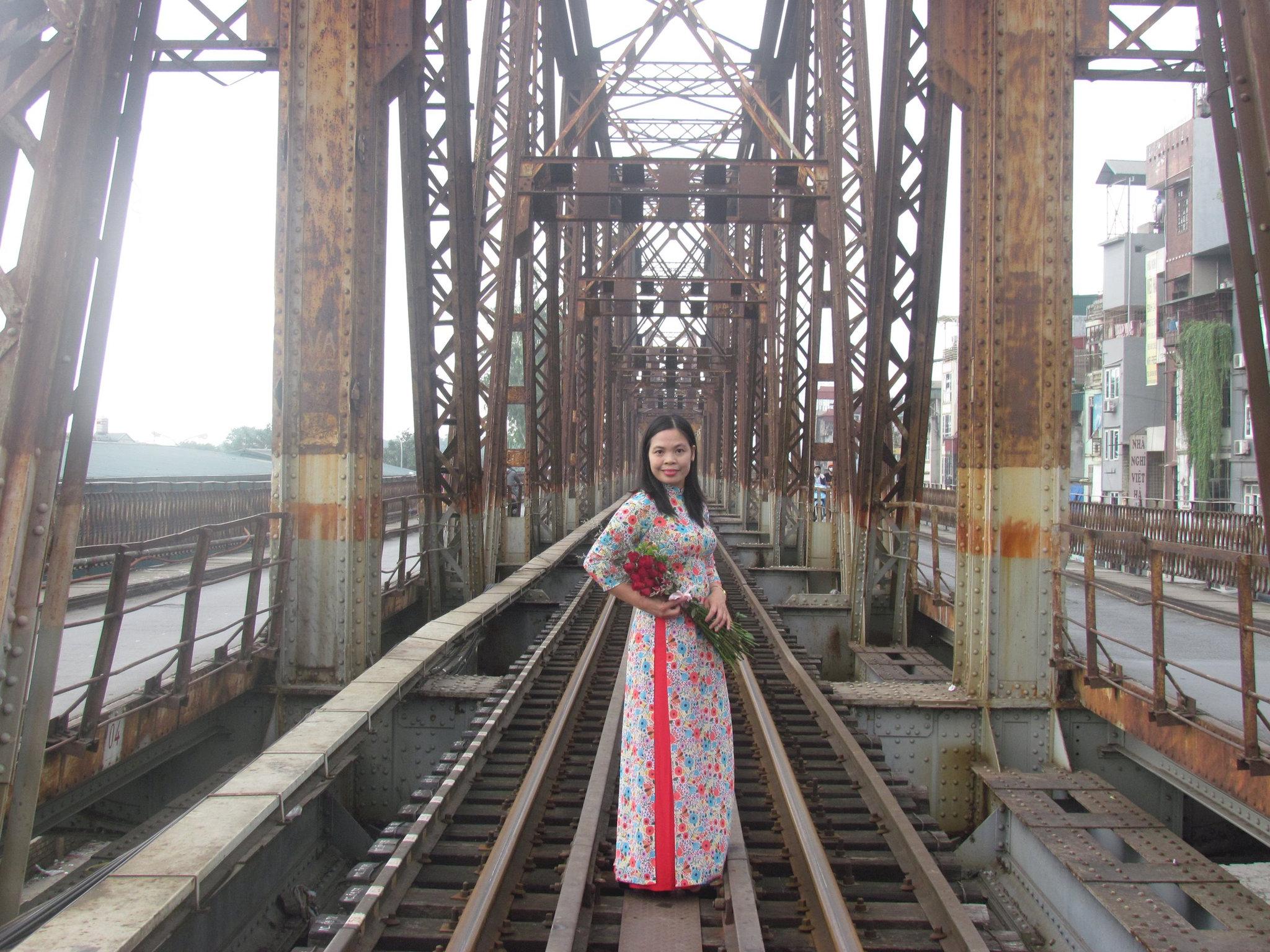 tac-gia-tren-cau-long-bien.jpg