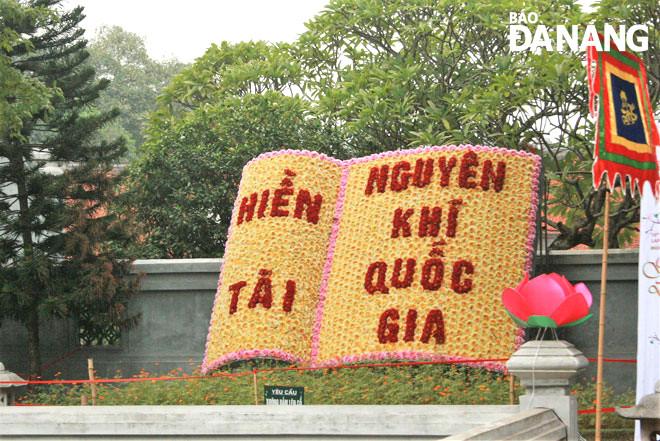 Câu nói nổi tiếng của Thân Nhân Trung được cách điệu trên trang sách trong khuôn viên Văn Miếu - Quốc Tử giám, Hà Nội. Ảnh: V.T.L