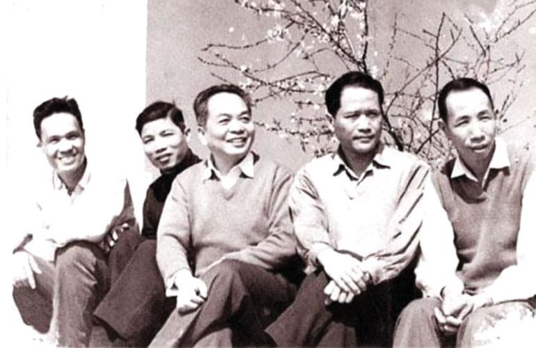 Một người anh ruột của Lê Đỗ Thị Ninh - Trung tướng Hồng Cư (thứ 2 từ trái sang)