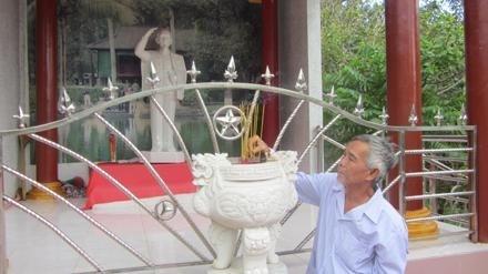 Lão nông Ba Lài trước đền thờ Bác Hồ.