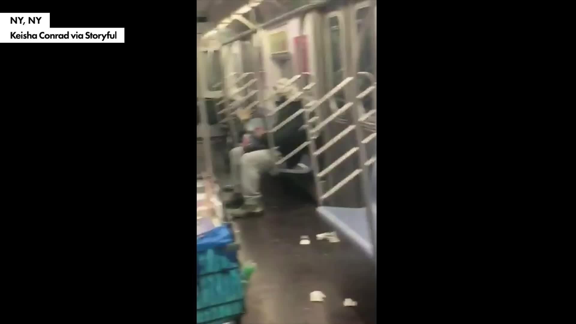 Thống đốc New York sốc khi người vô gia cư tá túc trên tàu điện ngầm - 1