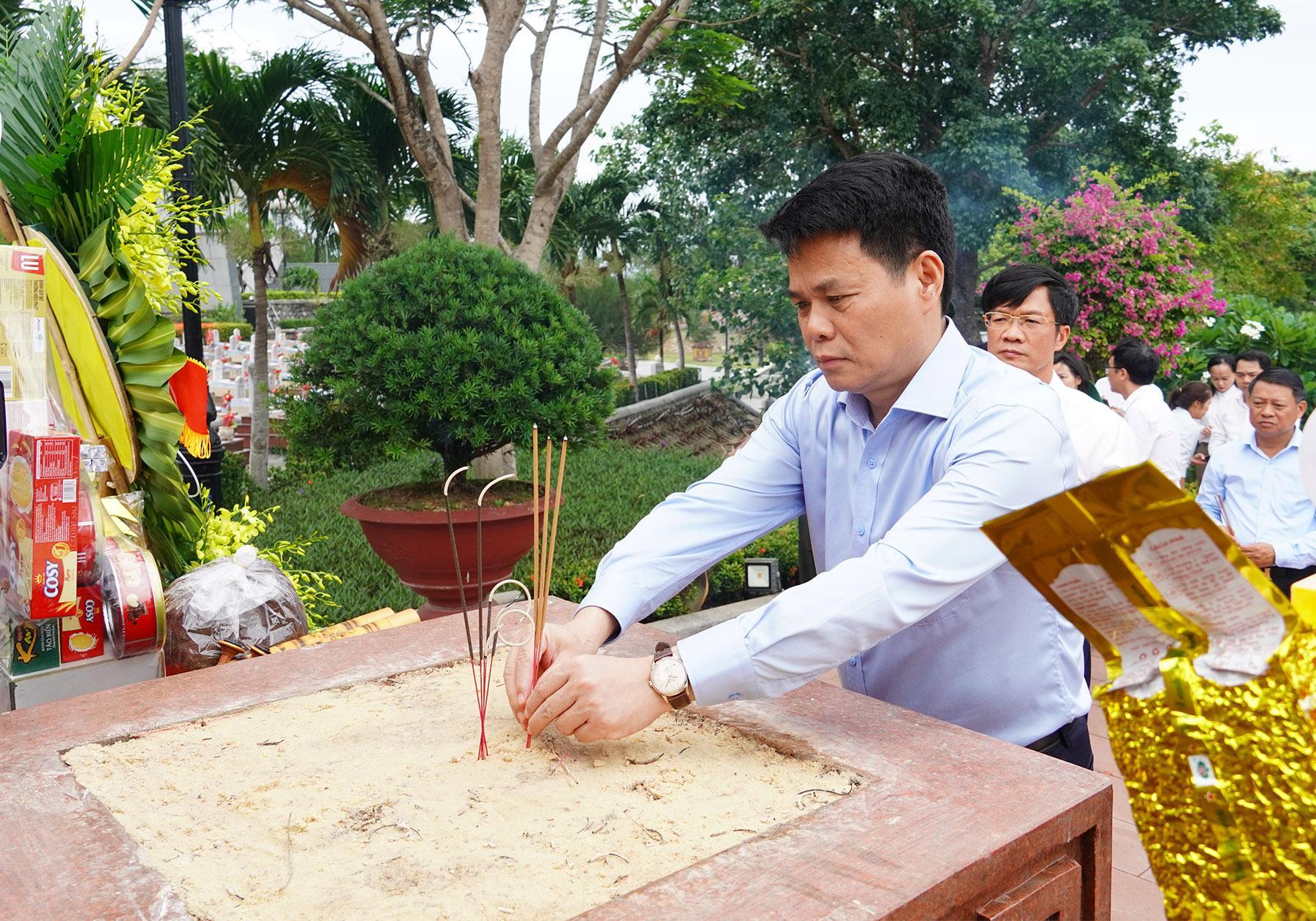 Đoàn công tác Thành phố Hải Phòng tri ân các Anh hùng, liệt sĩ tại tỉnh Quảng Trị