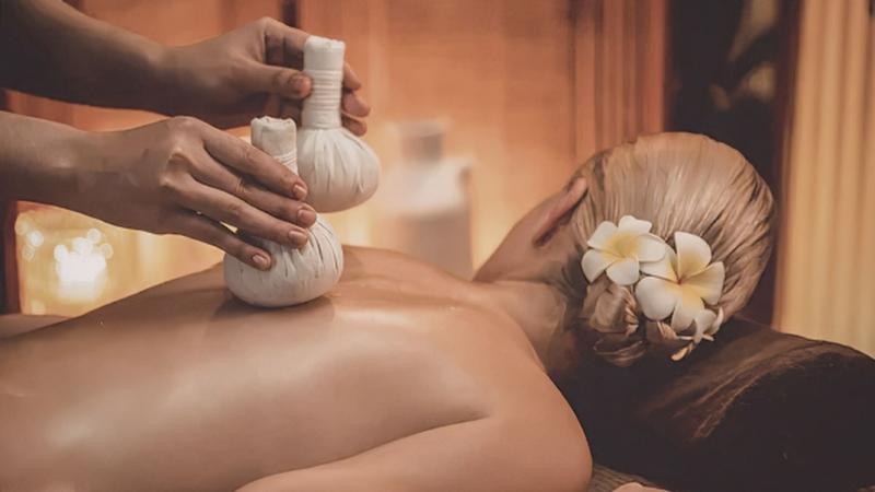 Massage thảo dược là phương pháp chăm sóc cơ thể kết hợp kỹ thuật xoa bóp với việc chườm ấm bằng túi thảo mộc
