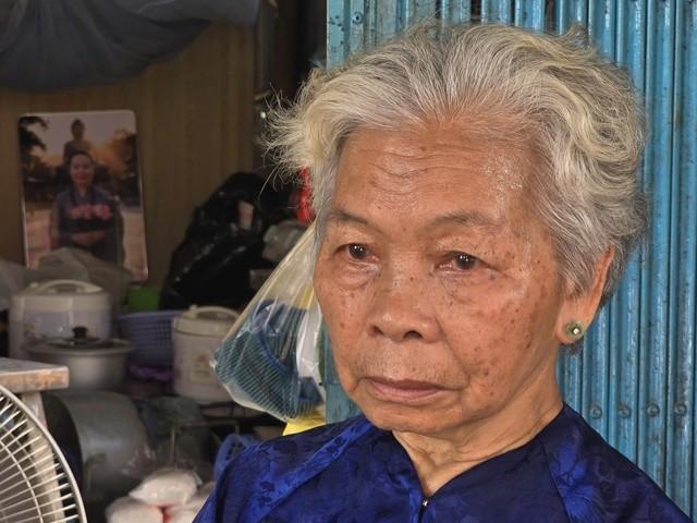 Đôi bông tai và lòng thủy chung son sắt của bà Nguyễn Thị Lệ suốt 58 năm qua để chờ ngày liệt sĩ Huỳnh Văn Quên trở về. Ảnh: BẮC BÌNH