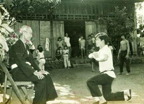 Ảnh minh họa: Võ sinh thi lễ bái sư nhập môn.